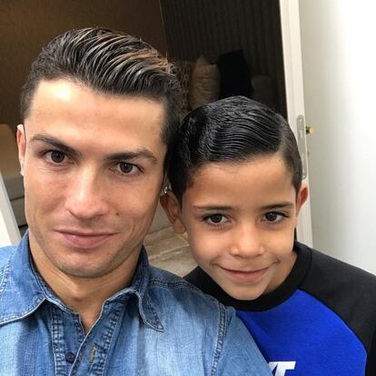 Cristiano Ronaldo ha confirmado este jueves que ha sido padre de dos niños. Lo ha hecho nada más concluir su participación con Portugal en la Copa Confederaciones en Rusia y a través de las redes sociales como hizo cuando nació su primer hijo Cristiano jr, de 7 años.