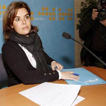 La voz del PP en el Congreso, Soraya Sáenz de Santamaría, antes de la rueda de prensa que ha ofrecido hoy en la sede del partido en Barcelona.