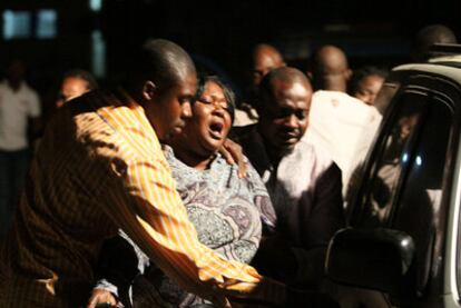 Una mujer lamenta la pérdida de un ser querido en la explosión sucedida en un mercado de Abuya, la capital de Nigeria.