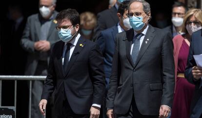 Pere Aragonès (izq.) y Quim Torra en el minuto de silencio por las víctimas del coronavirus en la plaza de Sant Jaume.