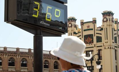 Un termómetro marca 36 grados en el centro de Valencia el 1 de octubre.