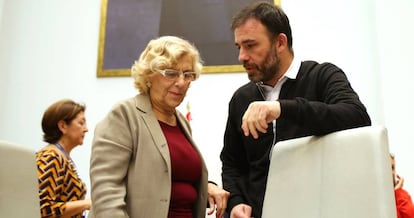 La alcaldesa Manuela Carmena con el concejal Nacho Murgui. 