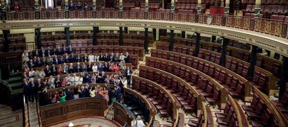 El secretario general del PSOE Pedro S&aacute;nchez, es aplaudido por su grupo parlamentario