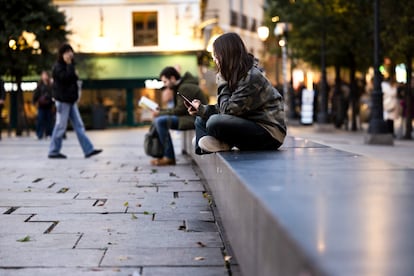 Una adolescente utiliza su móvil en Madrid.