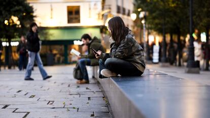 Una adolescente utiliza su móvil en Madrid.