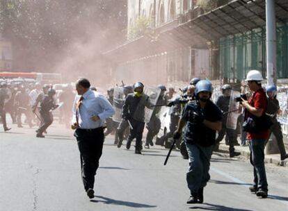 Choques entre policía y manifestantes contrarios a la cumbre del G-8 en Roma.