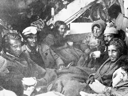 Algunos de los supervivientes del accidente en la cordillera andina, amontonados dentro del fuselaje del avión, la noche antes de su rescate, el 22 de diciembre de 1972.