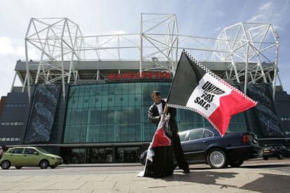 Un aficionado se manifiesta contra Glazer en Old Trafford con una bandera que dice "United no está en venta".