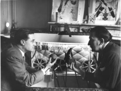 Descharnes y Dal&iacute;, en la casa del artista en Port Lligat (Cadaqu&eacute;s) en 1957.