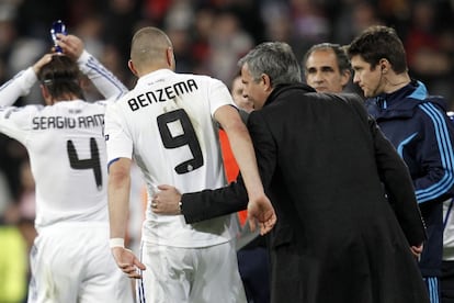 Mourinho celebra con Benzema el gol de francés al Lyon, durante los octavos de final de la Liga de Campeones en marzo de 2011. El Real Madrid ganó 4-1 y acabó con la racha de siete años de los blancos sin alcanzar los cuartos de final.