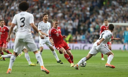 Schweinsteiger rodeado de rivales