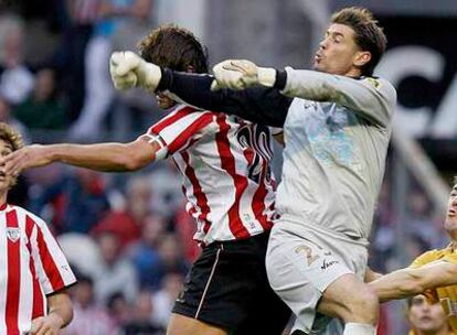 Bizarri despeja un balón contra el Athletic.