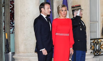 Emmanuel Macron y Brigitte durante un acto oficial a finales de marzo en París. 