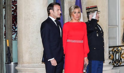 Emmanuel Macron y Brigitte durante un acto oficial a finales de marzo en París.