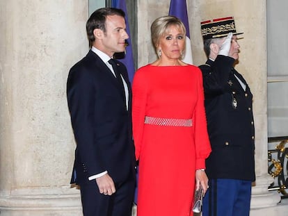 Emmanuel Macron y Brigitte durante un acto oficial a finales de marzo en París. 