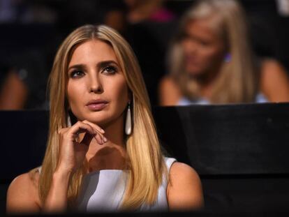 Ivanka, hija de Donald Trump, atenta en el segundo día de la convención republicana.