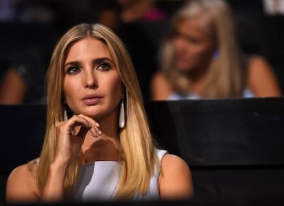 Ivanka, hija de Donald Trump, atenta en el segundo día de la convención republicana.