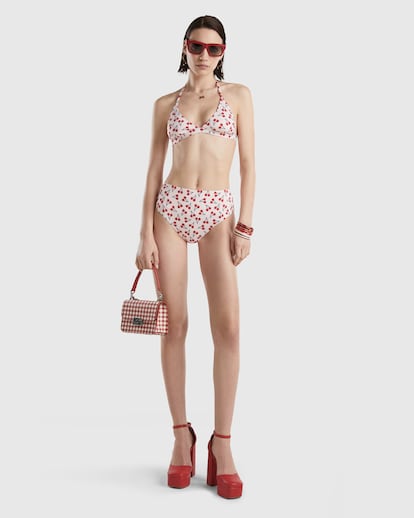 Benetton. Las frutas son el estampado protagonista de la marca italiana esta temporada, dentro y fuera de la piscina. Sobre una base de rosa claro, un manto de cerezas inunda este diseño triangular de bikini con doble lazada ajustable a la espalda.