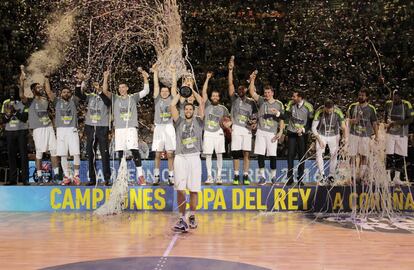 Felipe Reyes, capitán del Real Madrid, levanta la Copa.