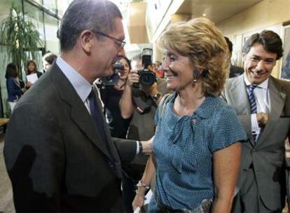 Gallardón saluda a Aguirre ante el presidente del Canal.