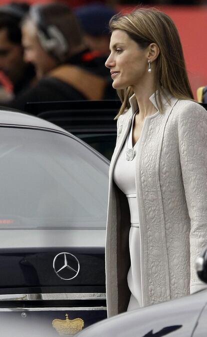 En 2008, doña Letizia optó por un conjunto de vestido y abrigo en blanco roto.