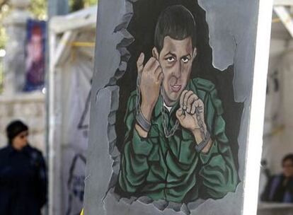 Una de las cientos de imágenes del soldado Gilad Shalit que se pueden ver por las calles israelíes