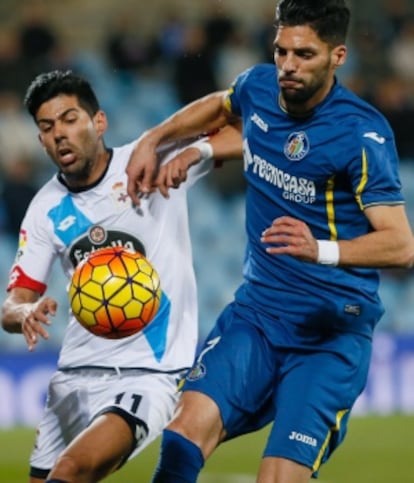 Juanfran y Lafita pugnan por el balón.