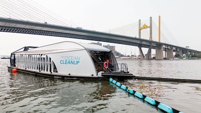 'Interceptor', el dispositivo capturador de plásticos del proyecto The Ocean Cleanup, en Bangkok (Tailandia).