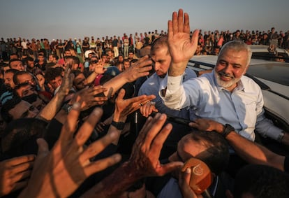 El líder de Hamás, Ismail Haniya, saluda a la gente mientras asiste a una manifestación organizada para conmemorar el 70º aniversario de la Nakba, también conocida como el Día de la Catástrofe de 1948, el 15 de mayo de 2018 en la ciudad de Gaza.