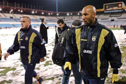 Anelka (en primer término) abandona el césped del estadio zaragozano tras su entrenamiento de ayer.