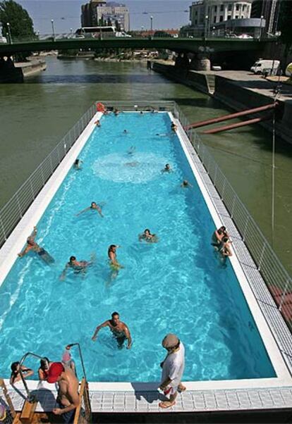 Los vieneses están encantados con su nueva piscina flotante.