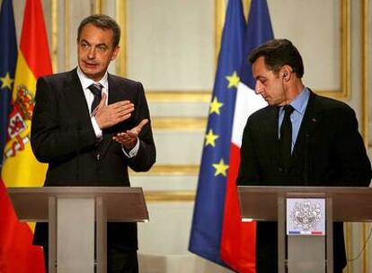 Zapatero y Sarkozy, durante la rueda de prensa que ofrecieron en París.