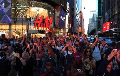 Un grupo de turistas hace fotos en Times Square (Nueva York), el pasado 12 de julio.