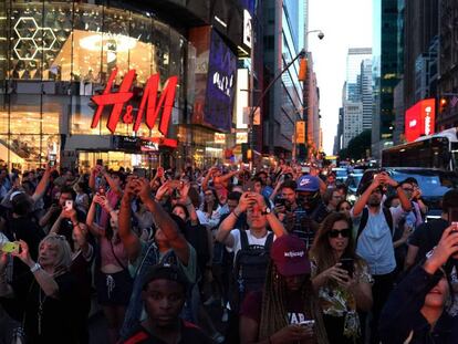 Un grupo de turistas hace fotos en Times Square (Nueva York), el pasado 12 de julio. 