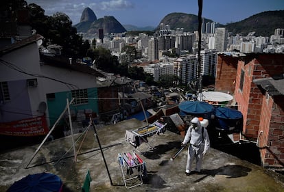 Un técnico desinfecta en la favela de Santa Marta, en Río de Janeiro, el pasado agosto.