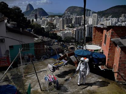 Un técnico desinfecta en la favela de Santa Marta, en Río de Janeiro, el pasado agosto.