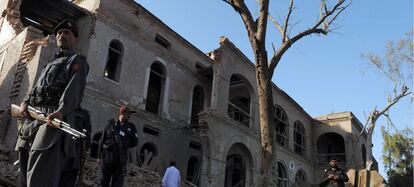 Efectivos de las fuerzas de seguridad paquistaníes custodian el edificio militar dañado durante el atentado contra el colindante consulado de EE UU en Peshawar.