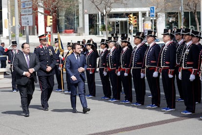 El consejero de Interior, Joan Ignasi Elena, junto al comisario jefe de los Mossos, Josep Maria Estela, y el presidente de la Generalitat, Pere Aragonès.