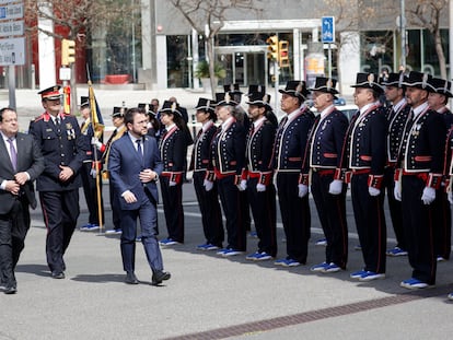 El consejero de Interior, Joan Ignasi Elena, junto al comisario jefe de los Mossos, Josep Maria Estela, y el presidente de la Generalitat, Pere Aragonès.