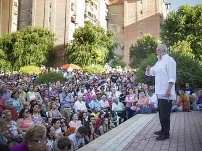 Julio Anguita se dirige a sus seguidores, en un mitin en Córdoba, a finales de junio de 2016.