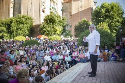 Julio Anguita se dirige a sus seguidores, en un mitin en Córdoba, a finales de junio de 2016.