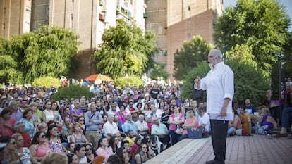 Julio Anguita se dirige a sus seguidores, en un mitin en Córdoba, a finales de junio de 2016.