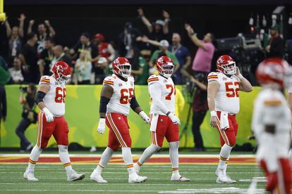 La defensa de los Kansas City Chiefs se retira del campo al final del juego. Philadelphia venció 40-22 a Kansas City este domingo.