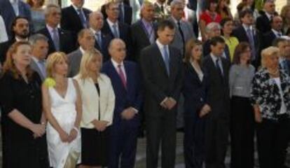 Los reyes Felipe IV y Letizia, junto al ministro del Interior, Jorge Fernández Díaz (4iz) y los representantes de una veintena de asociaciones y fundaciones de víctimas del terrorismo, posan al inico de su primer acto oficial como Reyes de España, en un encuentro celebrado en el madrileño Palacio de Zurbano.