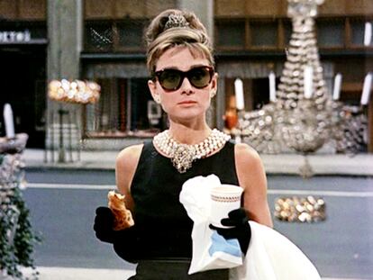 Audrey Hepburn, frente a la joyería Tiffany's en la secuencia inicial de 'Desayuno con diamantes'.