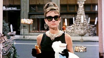 Audrey Hepburn, frente a la joyería Tiffany's en la secuencia inicial de 'Desayuno con diamantes'.