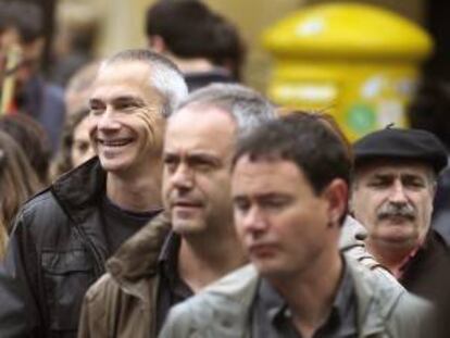 Los dirigentes de Sortu, Joseba Permach (i), Joxean Agirre (c), y Hasier Arraiz (d), asisten a las movilizaciones convocadas por el sindicato LAB hoy en San Sebastián, con motivo de la celebración del Primero de Mayo .