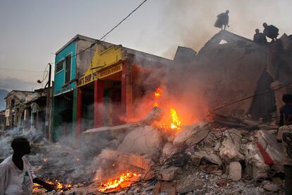 La destrucción no había finalizado con el terremoto; los saqueadores prendían fuego a las tiendas una vez se habían llevado todos los bienes.