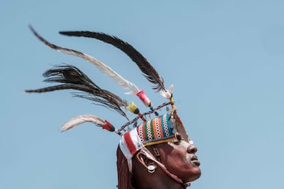 Un hombre de la tribu samburu se presenta durante el 11º Festival Cultural de Marsabit Lake Turkana en la localidad de Loiyangalani, cerca del lago homónimo, en el norte de Kenia. El evento anual, que se celebra a finales de junio y dura tres días, despliega las tradiciones culturales de 14 tribus étnicas en el condado de Marsabit y sirve para promover el turismo y mejorar la relación entre las comunidades.