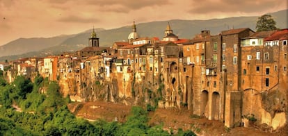 Colgada de un acantilado sobre el río Isclero, la milenaria Sant’Agata de’Goti se asienta sobre la antigua Satícula de los samnitas, una de las tribus itálicas que habitaron las regiones montañosas de la Italia central antes de la expansión de Roma.